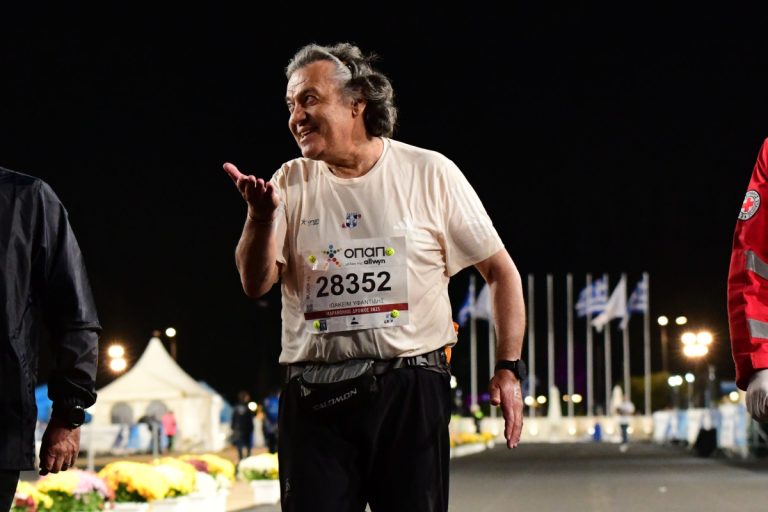 «Η ζωή είναι πολύτιμη, μην την εγκαταλείπετε»: Συγκινεί ο Γιώργος Υφαντίδης που τερμάτισε τελευταίος στον Μαραθώνιο