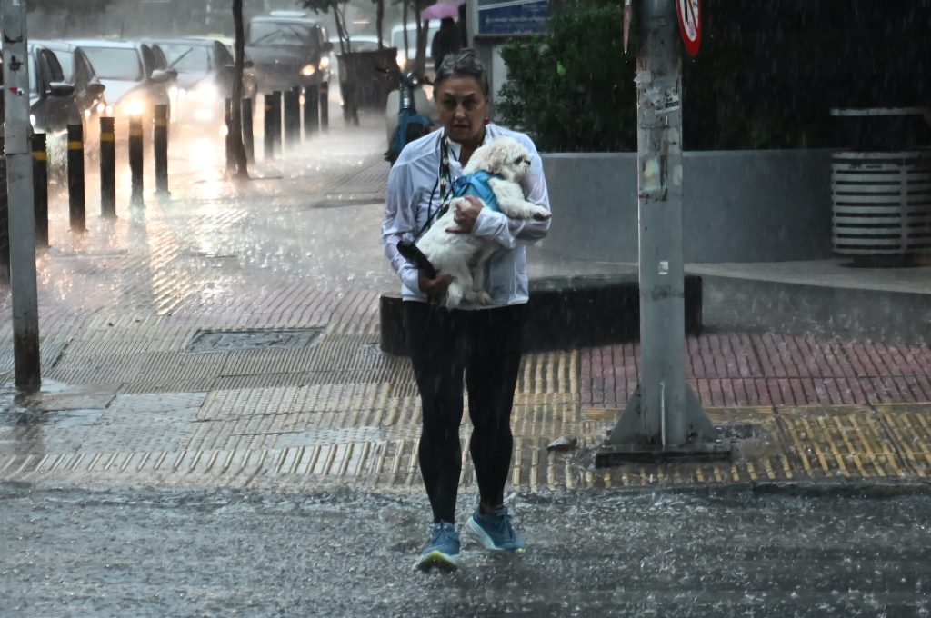 Ισχυρή καταιγίδα τώρα στην Αττική – Live η εξέλιξη της κακοκαιρίας