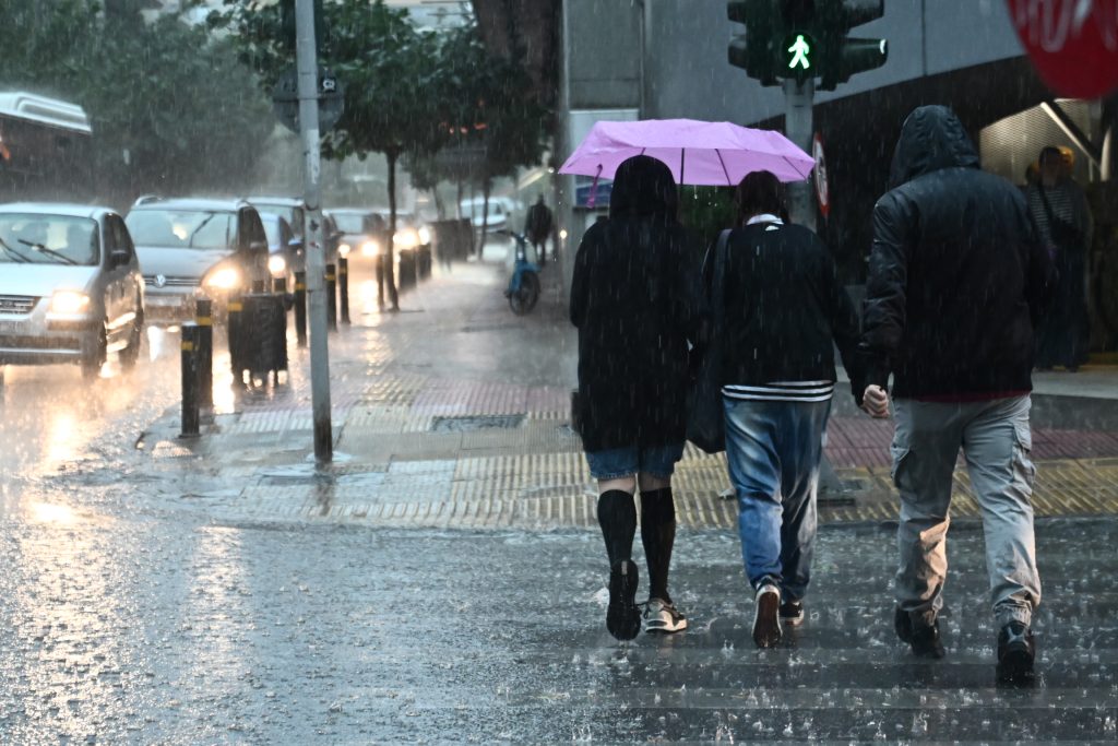 Κακοκαιρία σάρωσε την Αττική – Πλημμύρισαν δρόμοι, δυσχέρειες στην κυκλοφορία