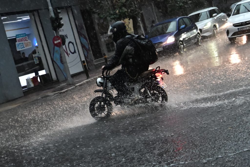 Ισχυρή καταιγίδα τώρα στην Αττική – Live η εξέλιξη της κακοκαιρίας