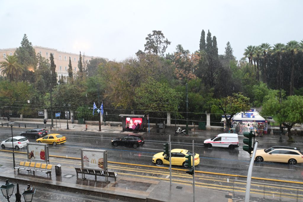 Κακοκαιρία σάρωσε την Αττική – Πλημμύρισαν δρόμοι, δυσχέρειες στην κυκλοφορία