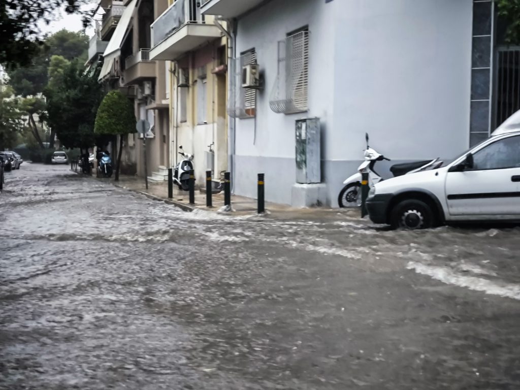 Κακοκαιρία σάρωσε την Αττική – Πλημμύρισαν δρόμοι, δυσχέρειες στην κυκλοφορία