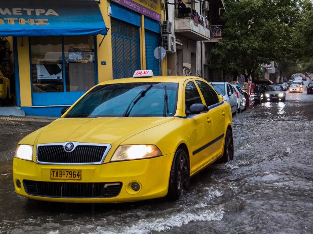 Κακοκαιρία σάρωσε την Αττική – Πλημμύρισαν δρόμοι, δυσχέρειες στην κυκλοφορία