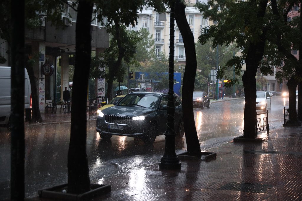 Κακοκαιρία σάρωσε την Αττική – Πλημμύρισαν δρόμοι, δυσχέρειες στην κυκλοφορία