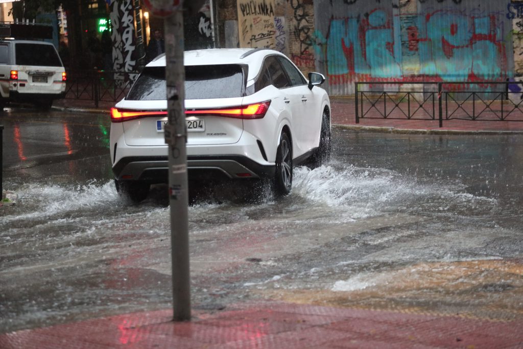 Ισχυρή καταιγίδα τώρα στην Αττική – Live η εξέλιξη της κακοκαιρίας