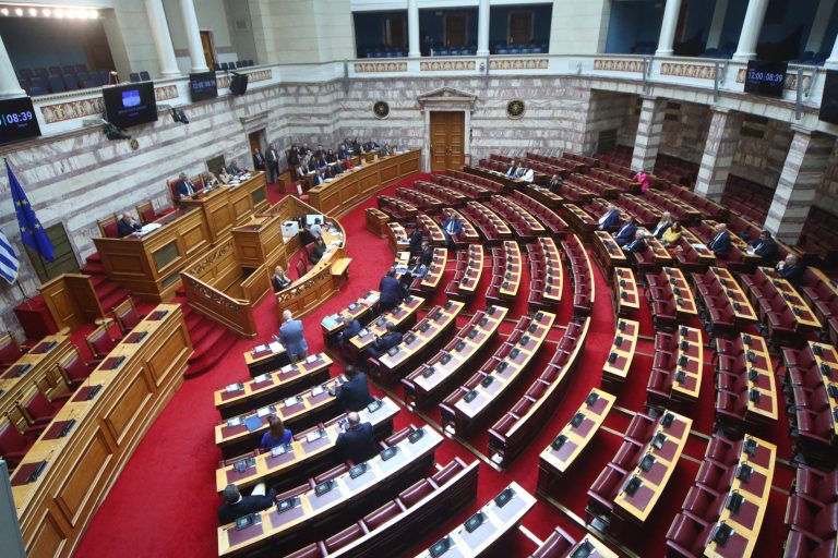 Κατατίθεται στη Βουλή ο προϋπολογισμός: Μειώσεις φόρων εισοδήματος, έμμεσων φόρων και ΕΝΦΙΑ μεταξύ του πακέτου 1,76 δισ. ευρώ