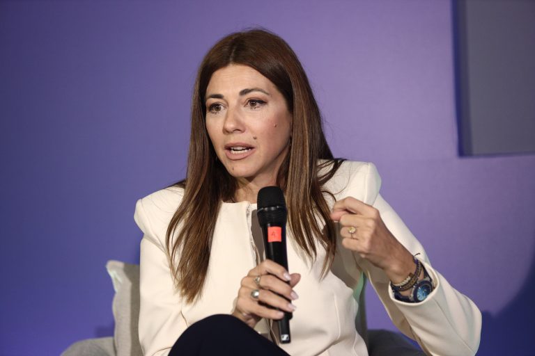 “AI in Schools”: Το σχέδιο δράσεων του υπ. Παιδείας για την ψηφιακή μετάβαση των σχολείων