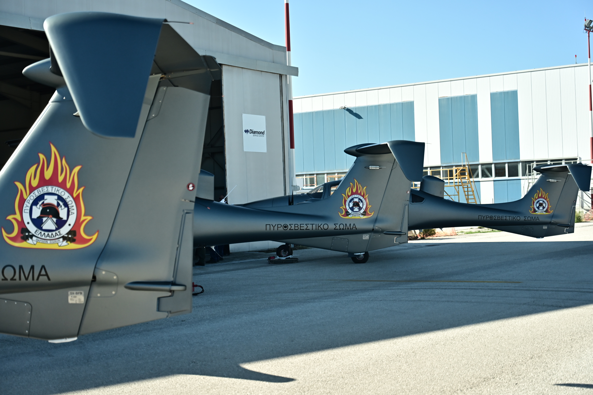 [381993] ΠΑΡΑΛΑΒΗ ΤΡΙΩΝ ΑΕΡΟΣΚΑΦΩΝ DIAMOND DA62 MPP ΤΟΥ ΠΥΡΟΣΒΕΣΤΙΚΟΥ ΣΩΜΑΤΟΣ ΑΠΟ ΤΟ ΥΠΟΥΡΓΕΙΟ ΚΛΙΜΑΤΙΚΗΣ ΚΡΙΣΗΣ ΚΑΙ ΠΟΛΙΤΙΚΗΣ ΠΡΟΣΤΑΣΙΑΣ  (ΚΩΣΤΑΣ ΤΖΟΥΜΑΣ/EUROKINISSI)