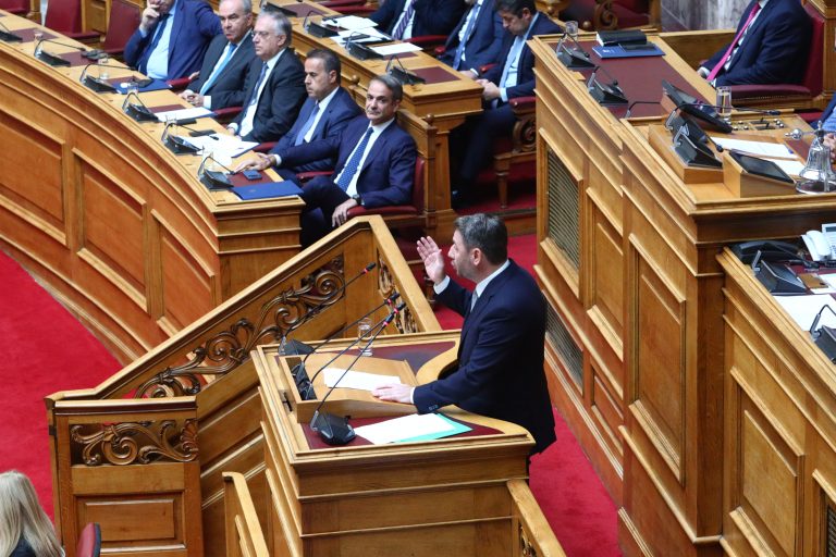 Ανδρουλάκης στη Βουλή: Η κοινωνία έχει αγανακτήσει – Μονόδρομος η πολιτική αλλαγή