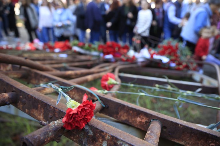 Κατάθεση στεφάνων από αντιπροσωπείες του ΚΚΕ και της ΚΝΕ στον χώρο του Πολυτεχνείου