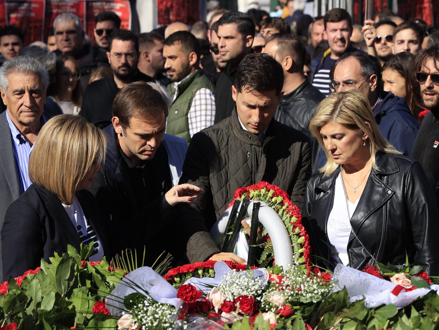 Κατέθεσε στεφάνι στο μνημείο του πολυτεχνείου το ΠΑΣΟΚ