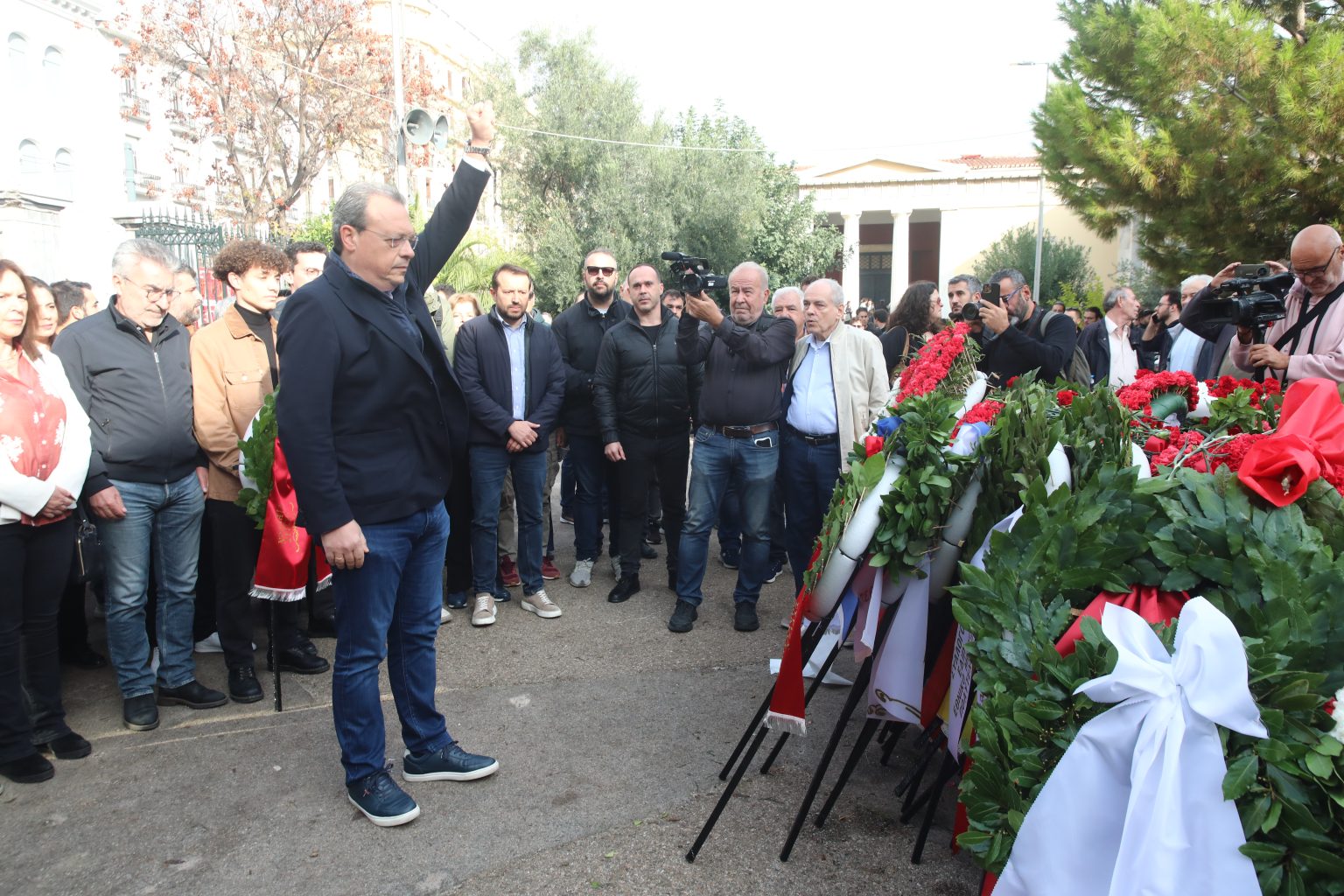 Κατέθεσε στεφάνι στο Πολυτεχνείο o Σωκράτης Φάμελλος