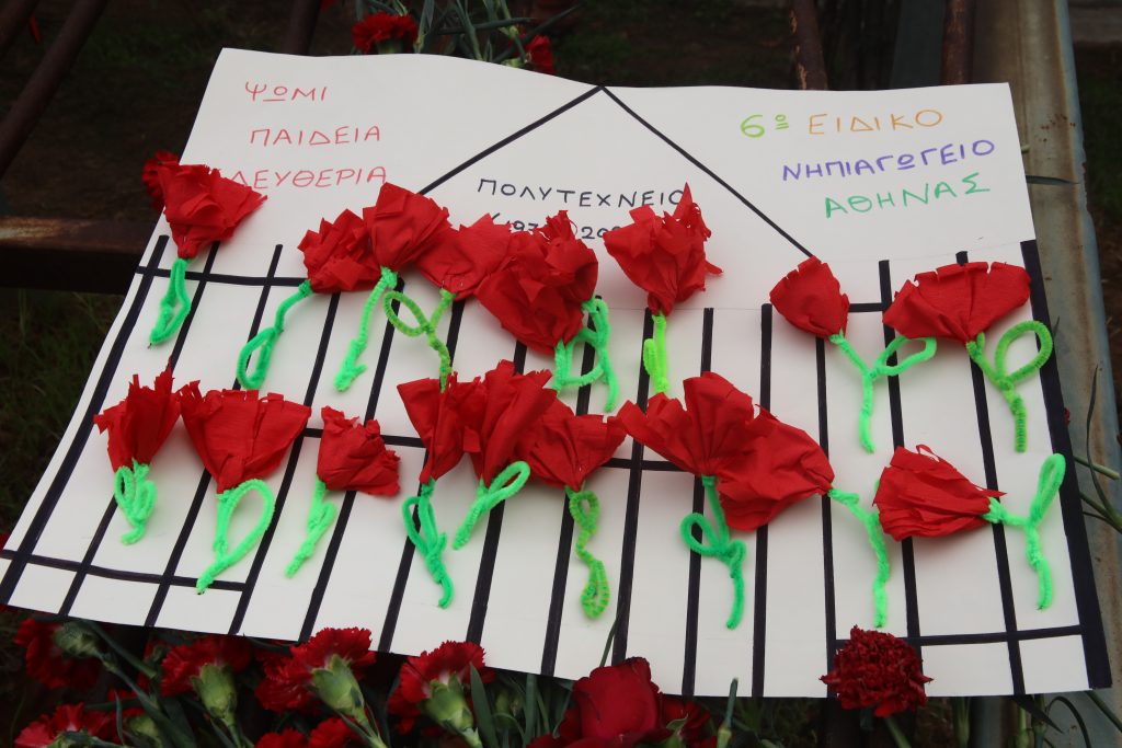 Πολυτεχνείο: Φόρος τιμής 52 χρόνια μετά με μηνύματα, ζωγραφιές και συγκίνηση