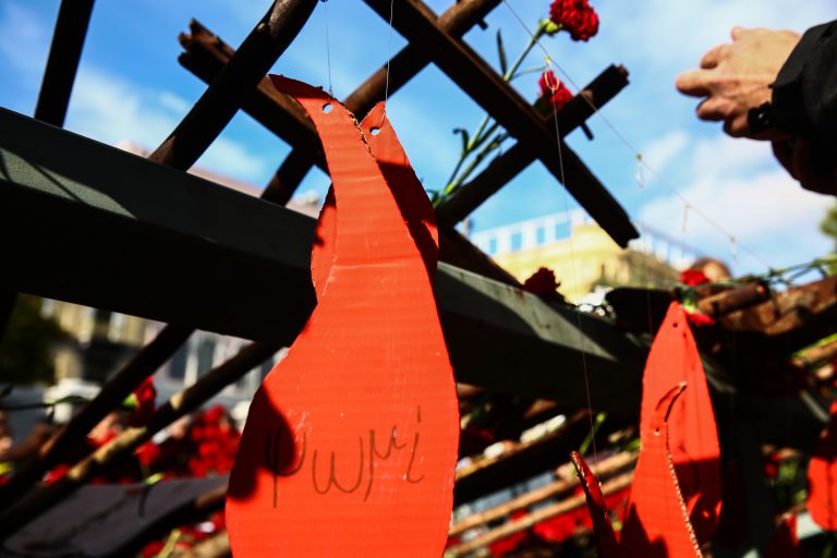 Μικροένταση έξω από την πύλη του Πολυτεχνείου – Πέταξαν μπουκάλια και κροτίδα στο προαύλιο