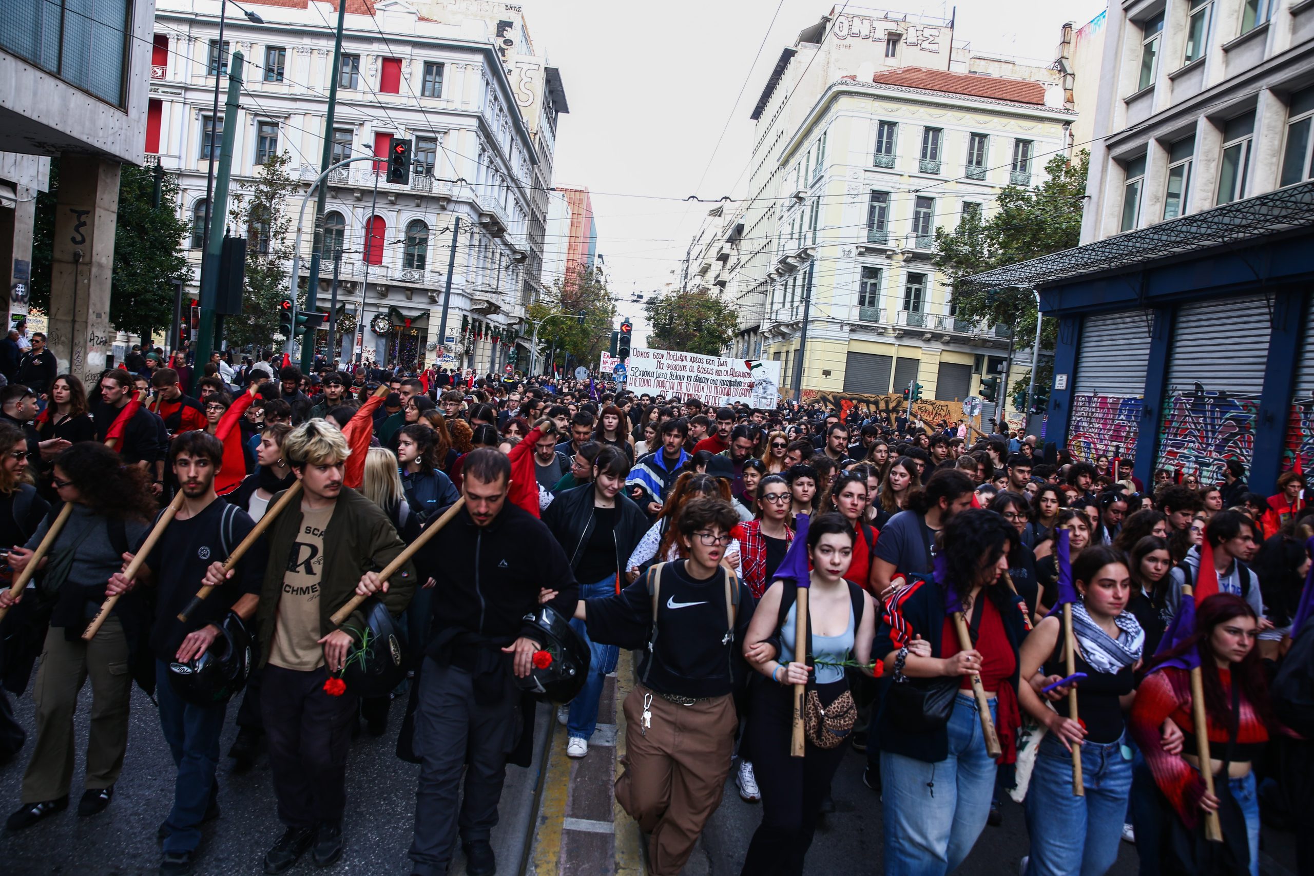 Πολυτεχνείο: Ξεκίνησε η πορεία προς την αμερικανική πρεσβεία – Κυκλοφοριακές ρυθμίσεις στην Αθήνα, πώς θα κινηθούν τα ΜΜΜ
