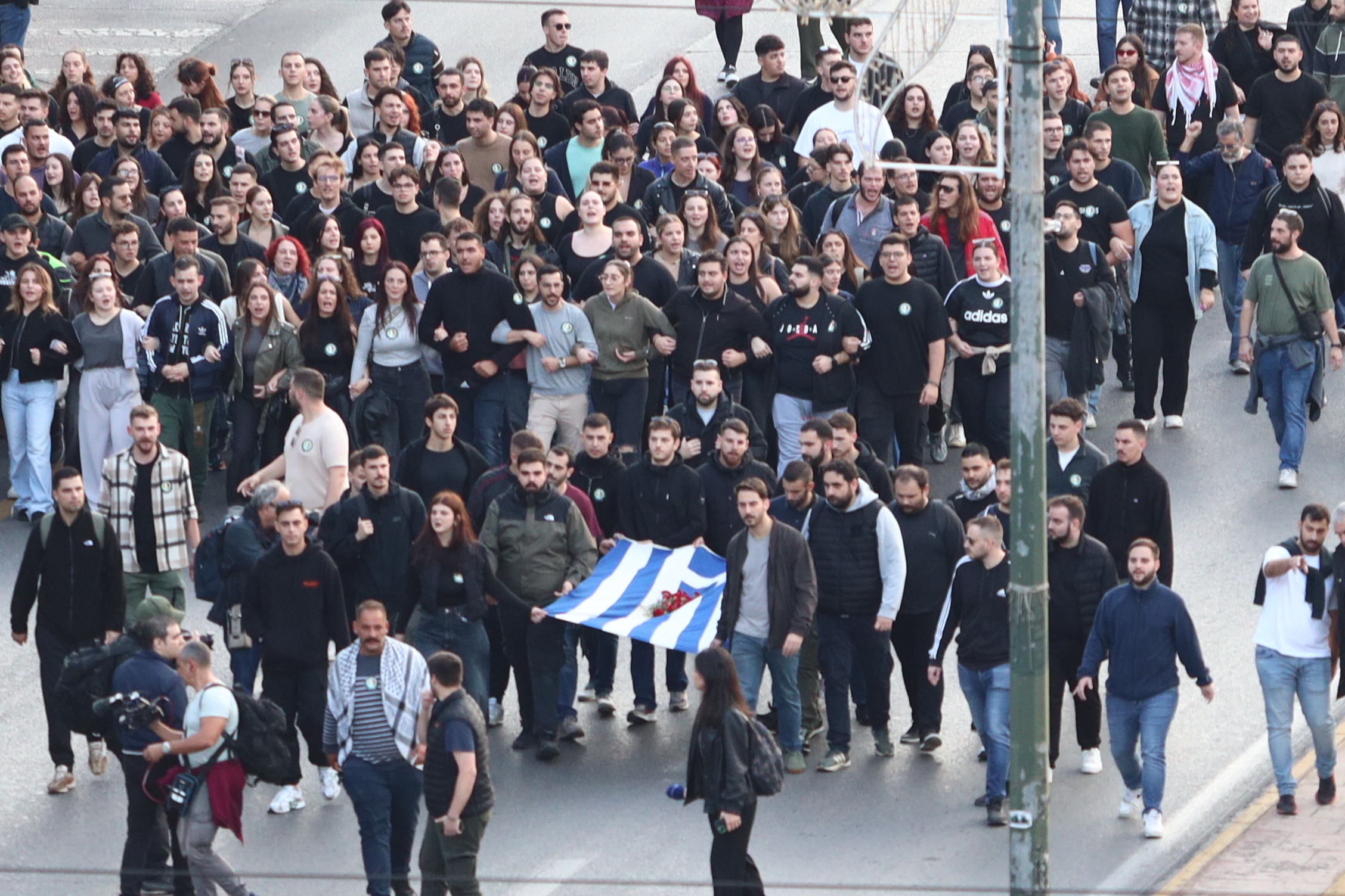 Πολυτεχνείο: Η στιγμή που η αιματοβαμμένη σημαία φτάνει στην Αμερικανική Πρεσβεία και «φυγαδεύεται»