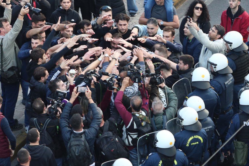 Πολυτεχνείο: Η στιγμή που η αιματοβαμμένη σημαία φτάνει στην Αμερικανική Πρεσβεία και «φυγαδεύεται»