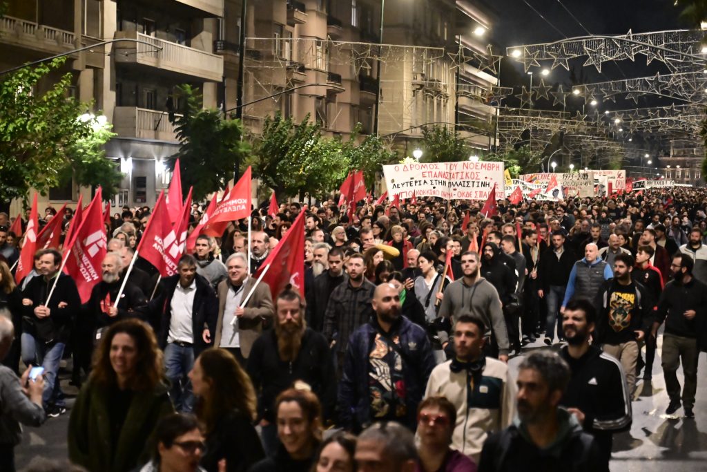 Πλήθος κόσμου στην πορεία για το Πολυτεχνείο – 13 συλλήψεις και 47 προσαγωγές
