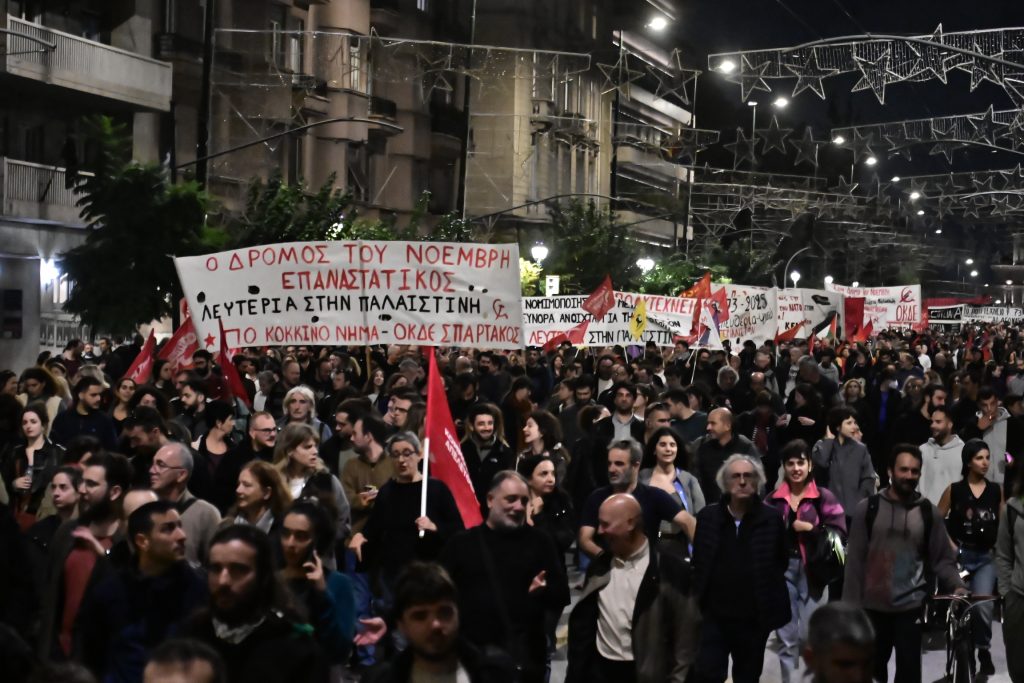 Πλήθος κόσμου στην πορεία για το Πολυτεχνείο – 13 συλλήψεις και 47 προσαγωγές