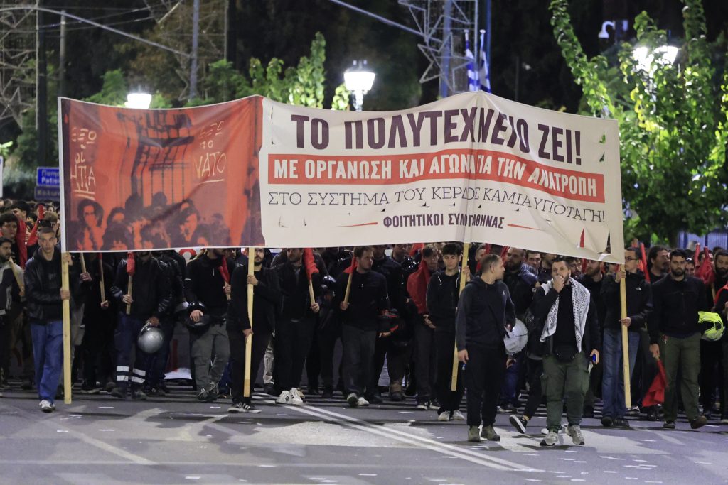 Πλήθος κόσμου στην πορεία για το Πολυτεχνείο – 11 συλλήψεις και 32 προσαγωγές