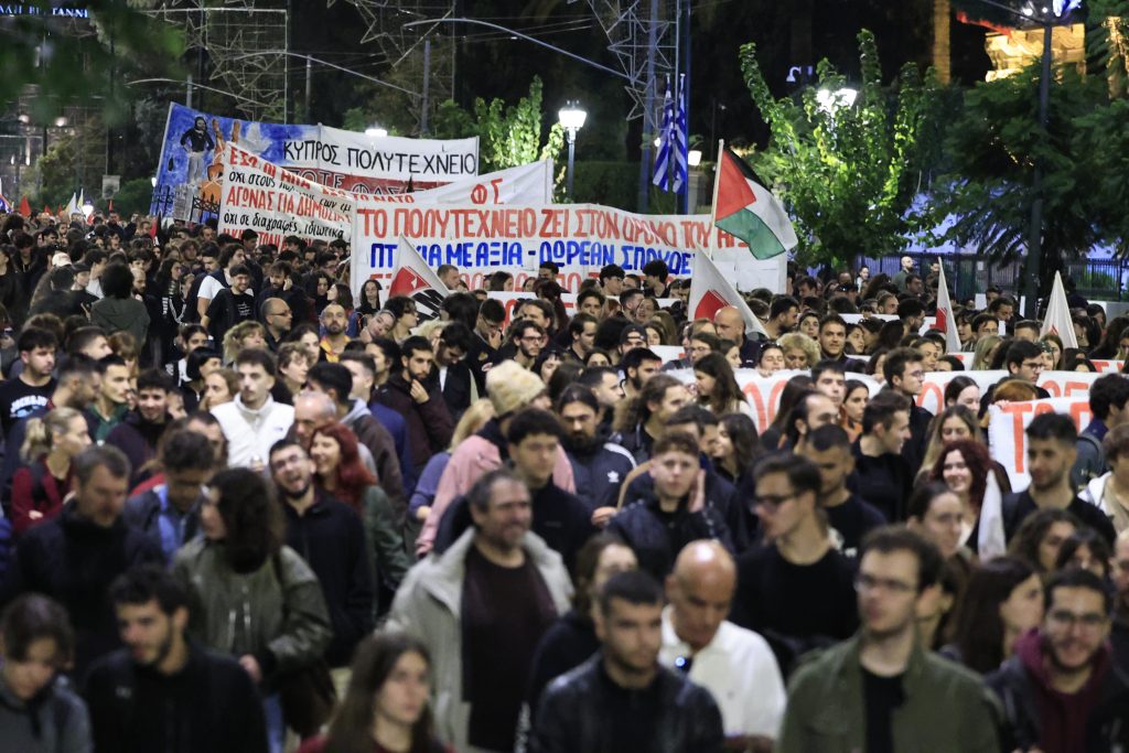 Πλήθος κόσμου στην πορεία για το Πολυτεχνείο – 13 συλλήψεις και 47 προσαγωγές