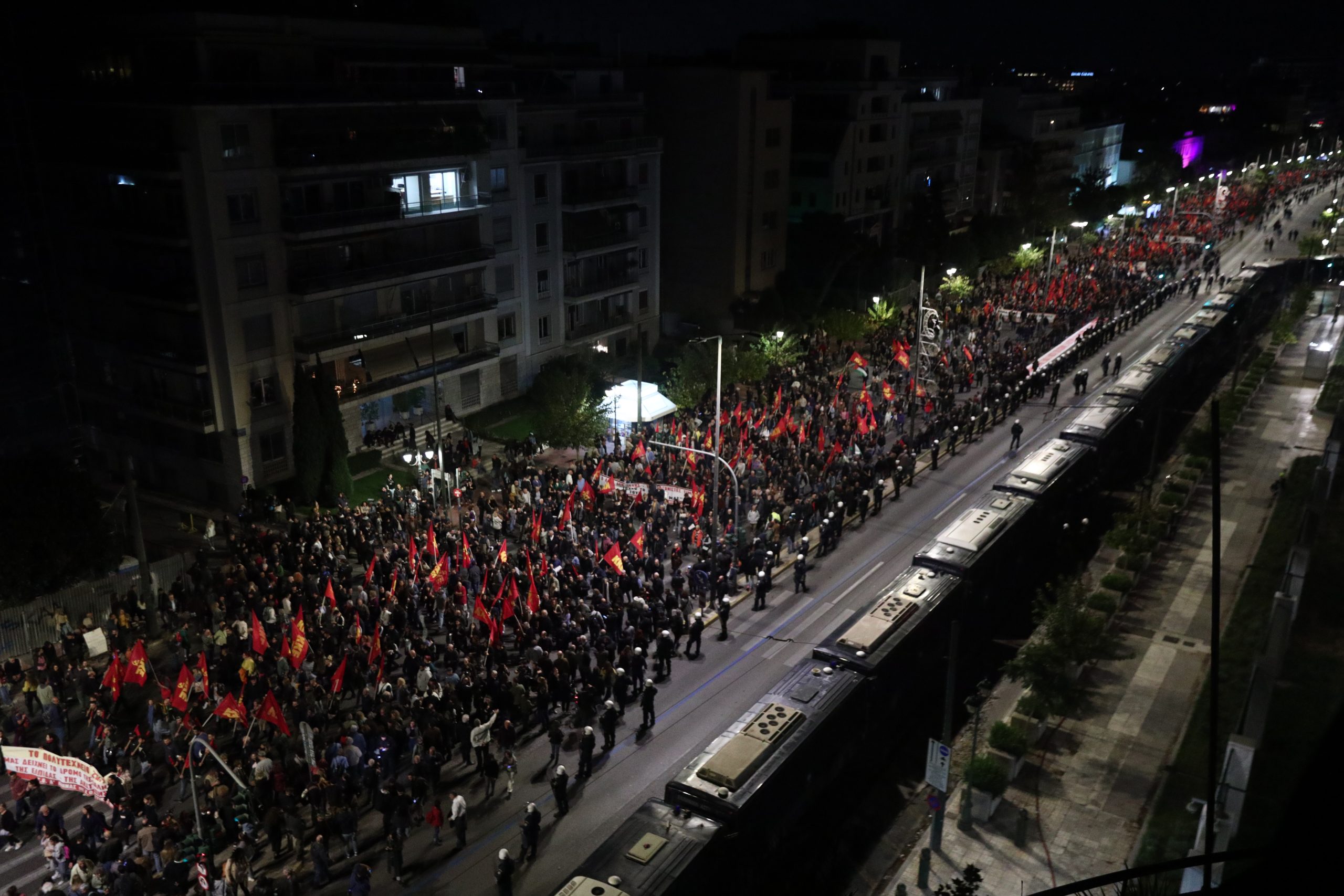 Πλήθος κόσμου στην πορεία για το Πολυτεχνείο – 13 συλλήψεις και 47 προσαγωγές