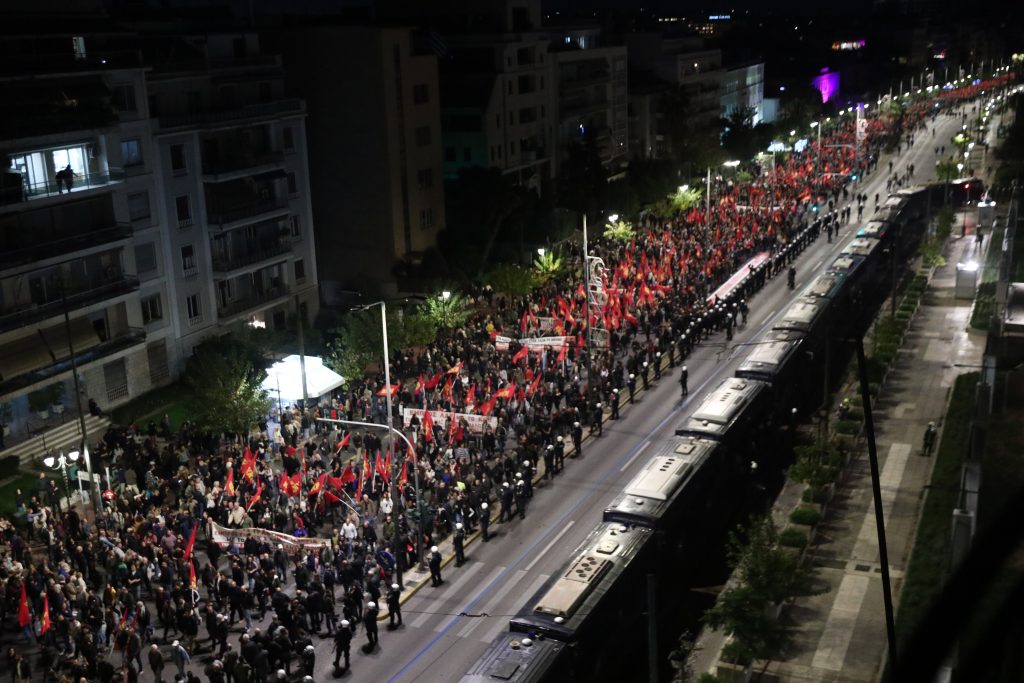 Πλήθος κόσμου στην πορεία για το Πολυτεχνείο – 13 συλλήψεις και 47 προσαγωγές
