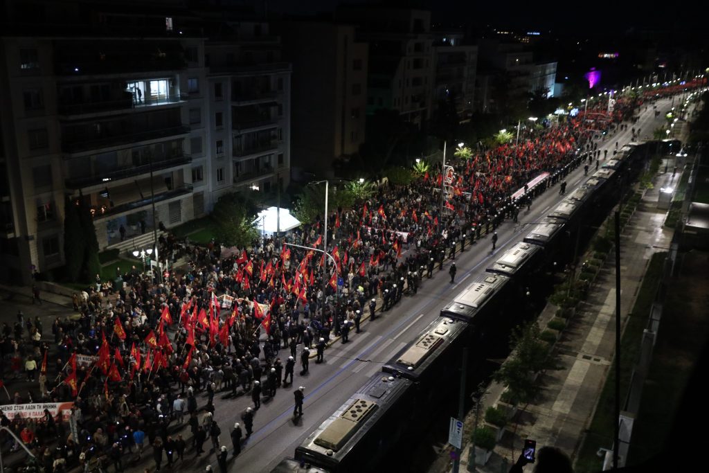 Πλήθος κόσμου στην πορεία για το Πολυτεχνείο – 13 συλλήψεις και 47 προσαγωγές