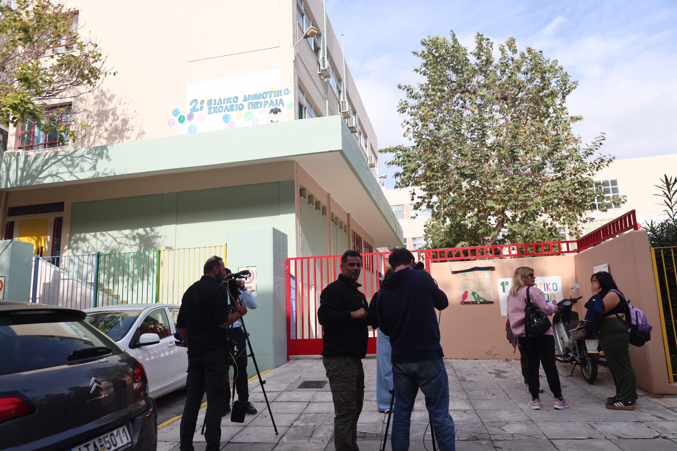 Θάνατος 13χρονης σε ειδικό σχολείο στον Πειραιά: Ελλείψεις προσωπικού καταγγέλουν γονείς – Είναι πλήρως στελεχωμένο, λέει το Υπουργείο