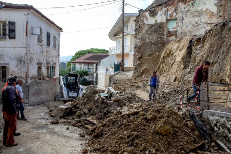 Κατολισθήσεις στην Κέρκυρα – Αυλές σπιτιών κρέμονται στον “αέρα” στους Καρουσάδες
