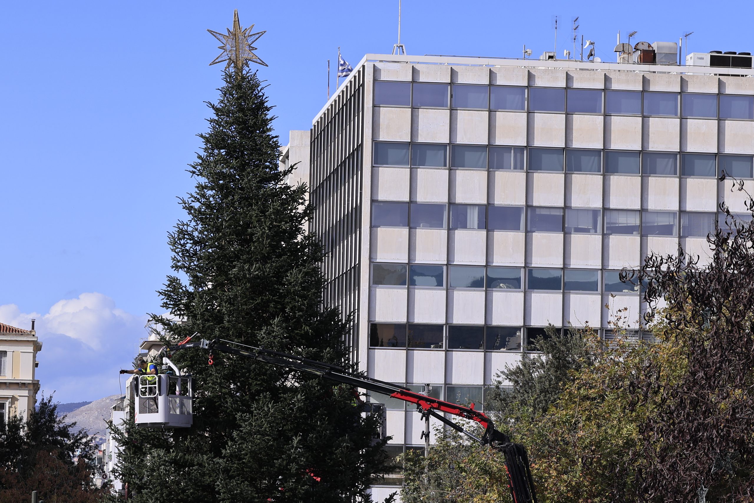 Ξεκινούν το απόγευμα οι εορταστικές εκδηλώσεις στην Αθήνα – Το απόγευμα φωταγωγείται το  δέντρο στο Σύνταγμα