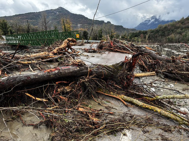 Εικόνες καταστροφής στην Ήπειρο: Βυθισμένα στη λάσπη τα Τζουμέρκα – Καταστράφηκαν δρόμοι από τις κατολισθήσεις