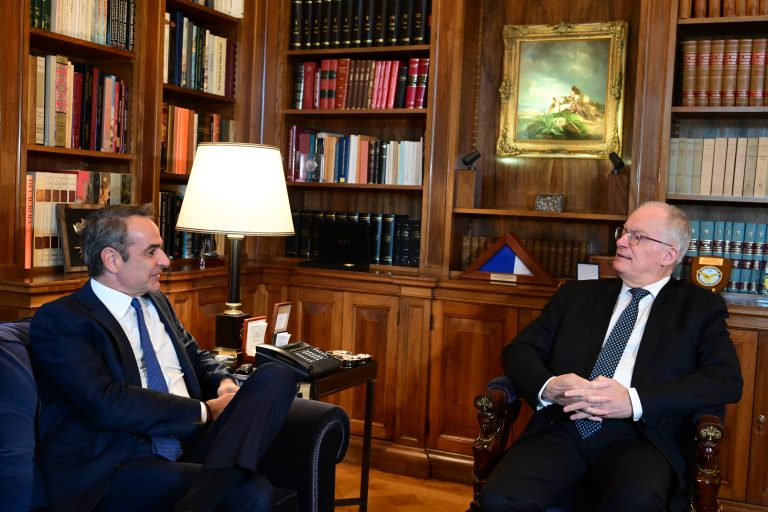 Ο διάλογος του ΠτΔ με τον Πρωθυπουργό πριν από λίγο στο Προεδρικό Μέγαρο