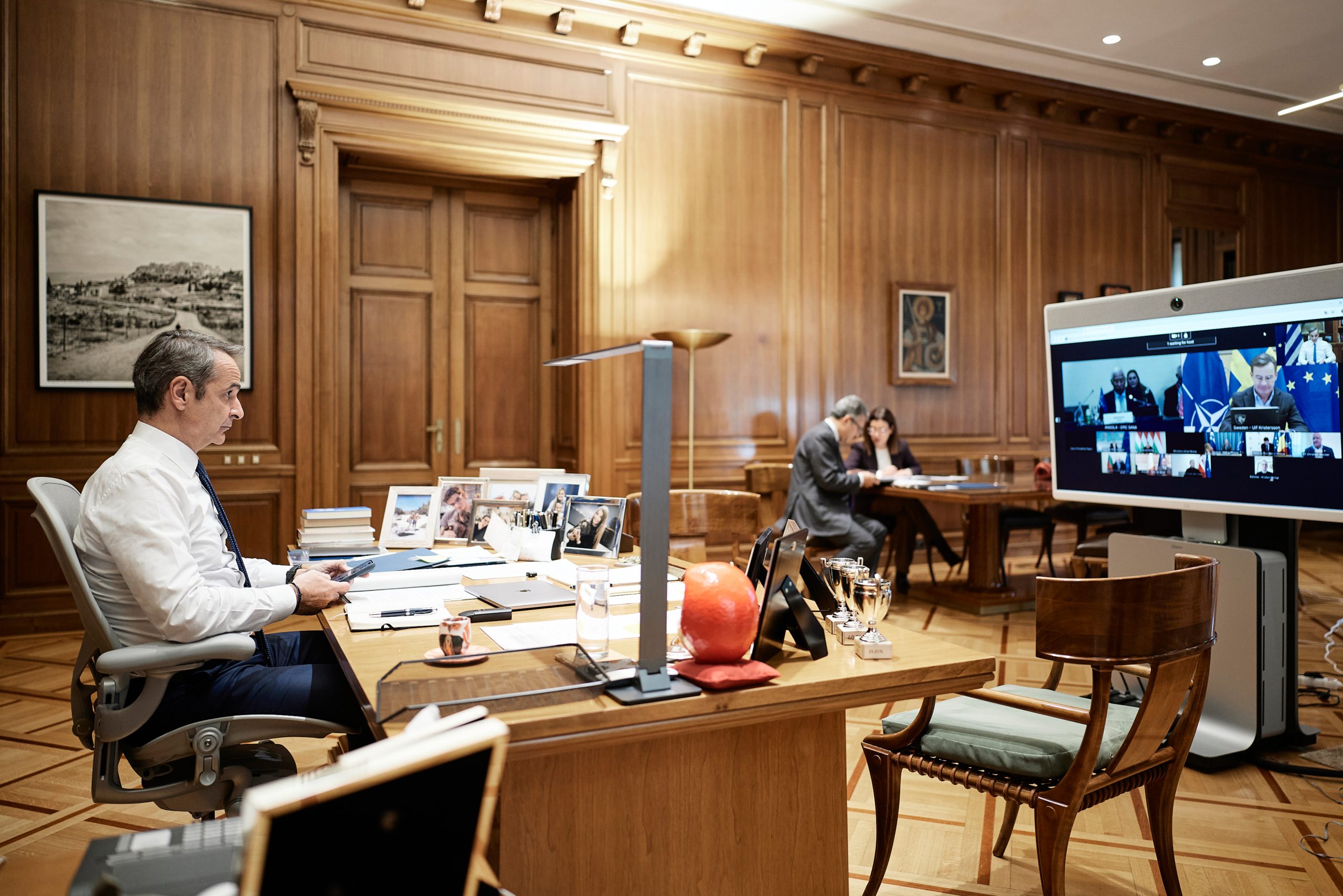 ΣΥΜΜΕΤΟΧΗ ΤΟΥ ΠΡΩΘΥΠΟΥΡΓΟΥ ΚΥΡΙΑΚΟΥ ΜΗΤΣΟΤΑΚΗ ΣΤΗΝ ΤΗΛΕΔΙΑΣΚΕΨΗ ΓΙΑ ΤΗΝ ΟΥΚΡΑΝΙΑ (ΔΗΜΗΤΡΗΣ ΠΑΠΑΜΗΤΣΟΣ/ΓΡΑΦΕΙΟ ΤΥΠΟΥ ΠΡΩΘΥΠΟΥΡΓΟΥ/EUROKINISSI)