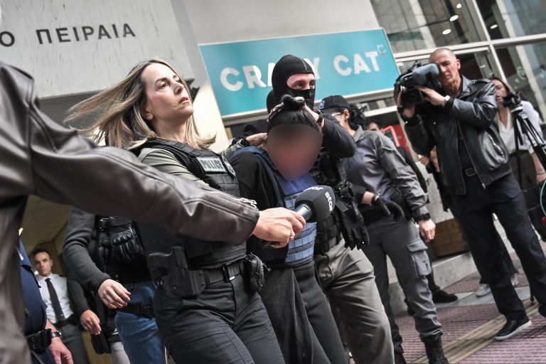 Σαλαμίνα: Προθεσμία για την Παρασκευή έλαβε η 46χρονη που δολοφόνησε την πεθεράς της – Κατηγορίες για ανθρωποκτονία από πρόθεση και οπλοχρησία