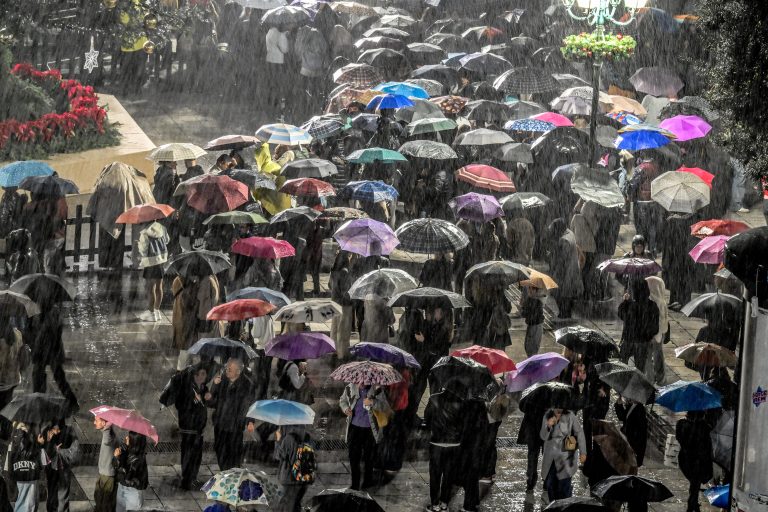 Σφοδρή επέλαση της Adel: Καταιγίδες, χαλάζι και πλημμυρισμένοι δρόμοι σε Αττική και περιφέρεια