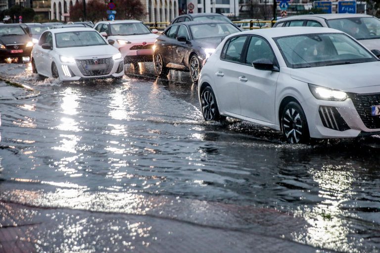 Καιρός: Ξεκίνησε η τριήμερη κακοκαιρία με βροχές και καταιγίδες – Ποιες περιοχές τίθενται αύριο σε «κόκκινο» συναγερμό