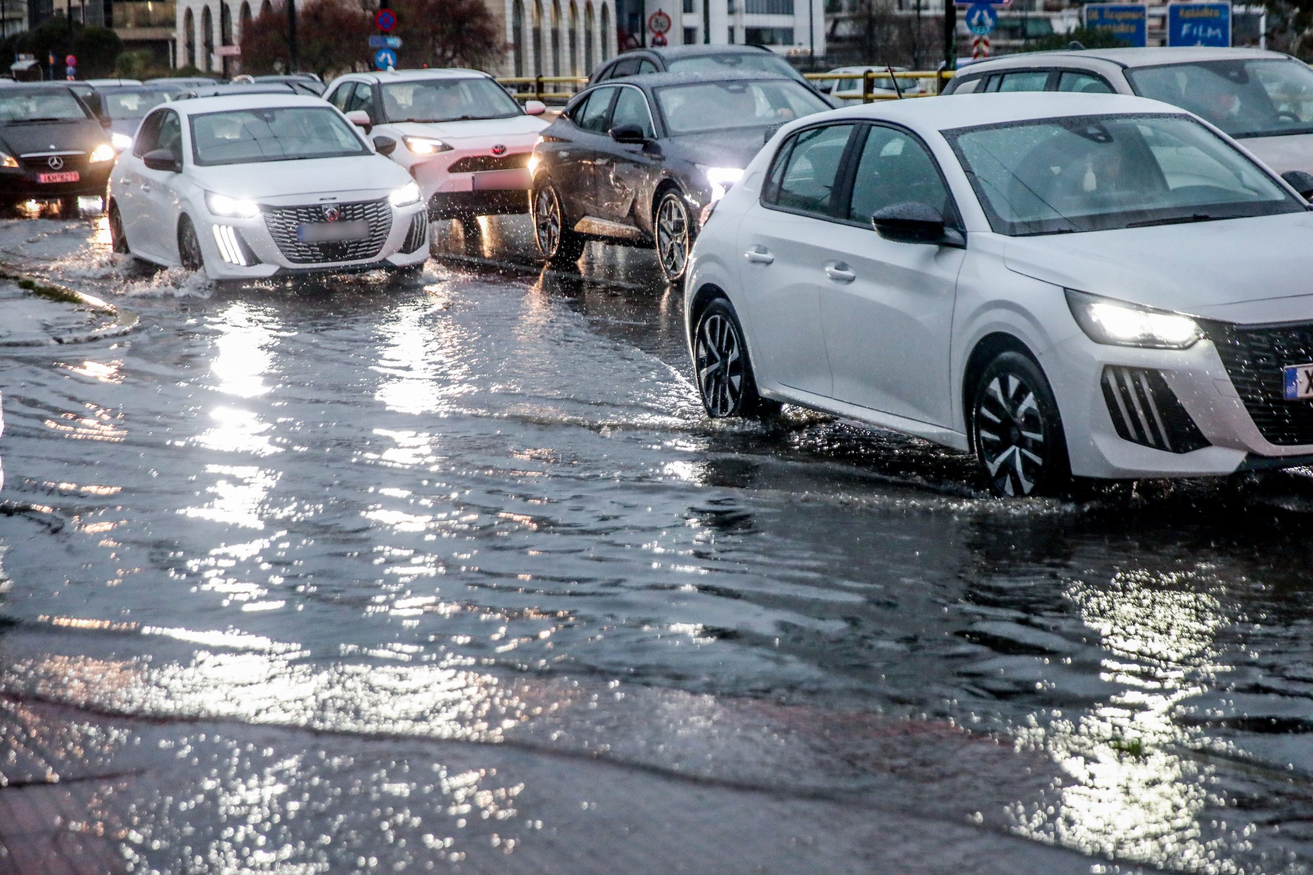 Καιρός: Ξεκίνησε η τριήμερη κακοκαιρία με βροχές και καταιγίδες – Ποιες περιοχές τίθενται αύριο σε «κόκκινο» συναγερμό