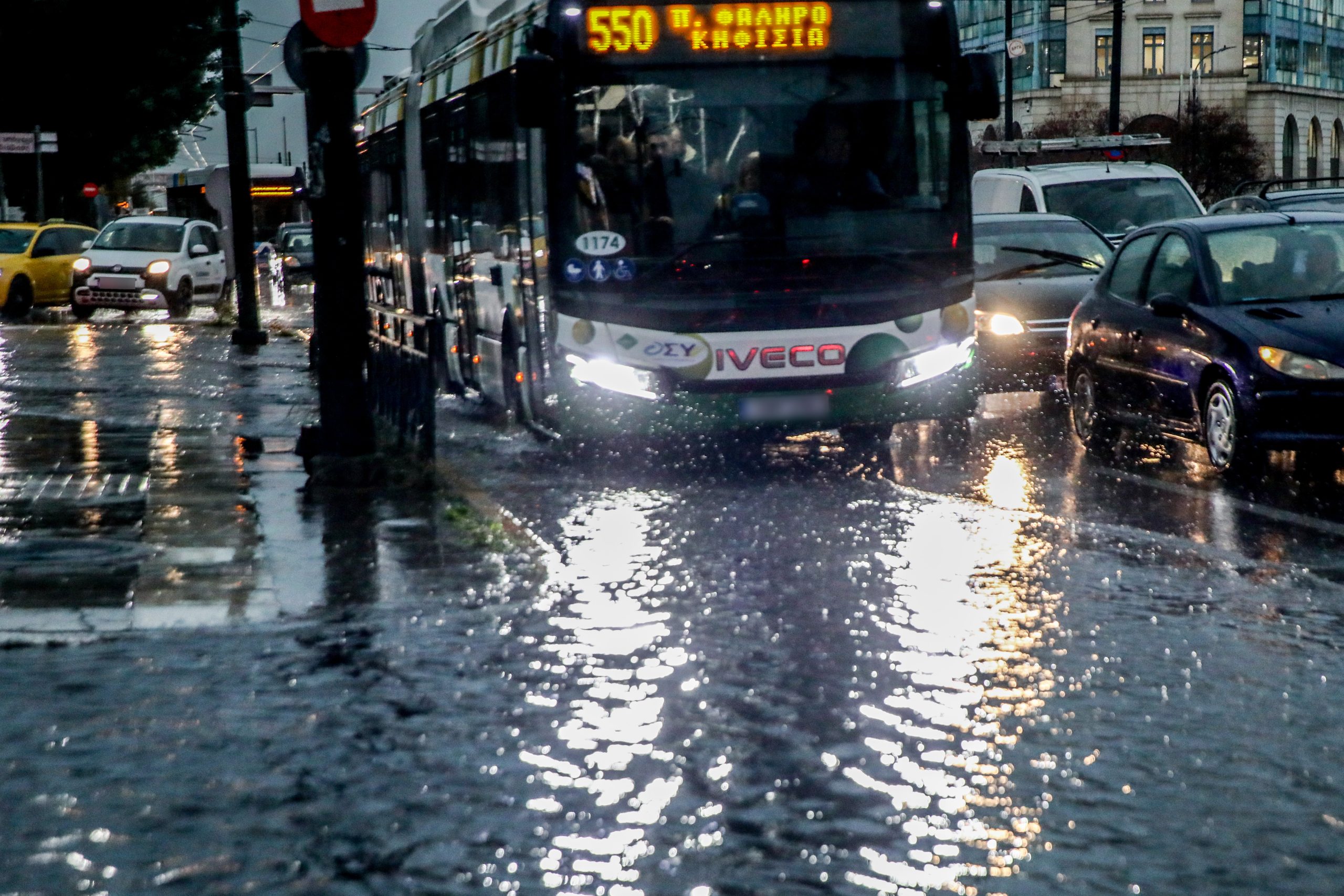 Επέλαση της Adel: Άνοιξαν οι ουρανοί στην Αττική, καταιγίδες, χαλάζι, δρόμοι «ποτάμια» και πτώσεις δέντρων – Live η πορεία της κακοκαιρίας