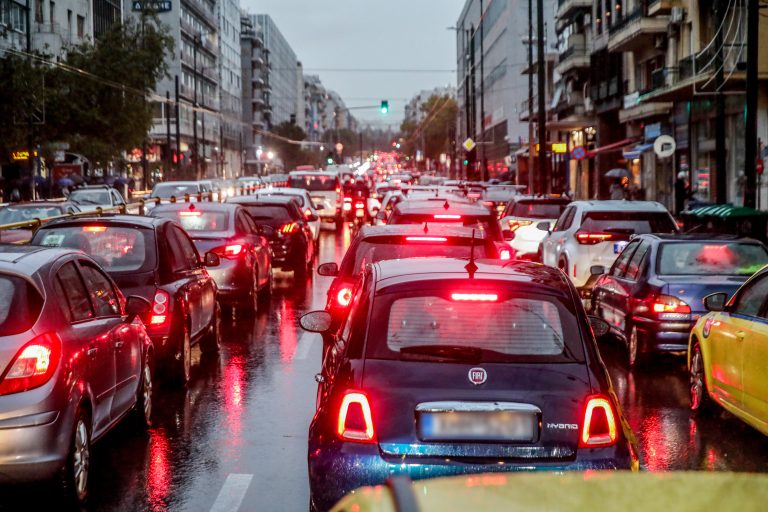 «Adel»: Κυκλοφοριακό χάος στην Αττική από τις ισχυρές βροχές, πού υπάρχουν προβλήματα – Η πρόγνωση για τις επόμενες ώρες