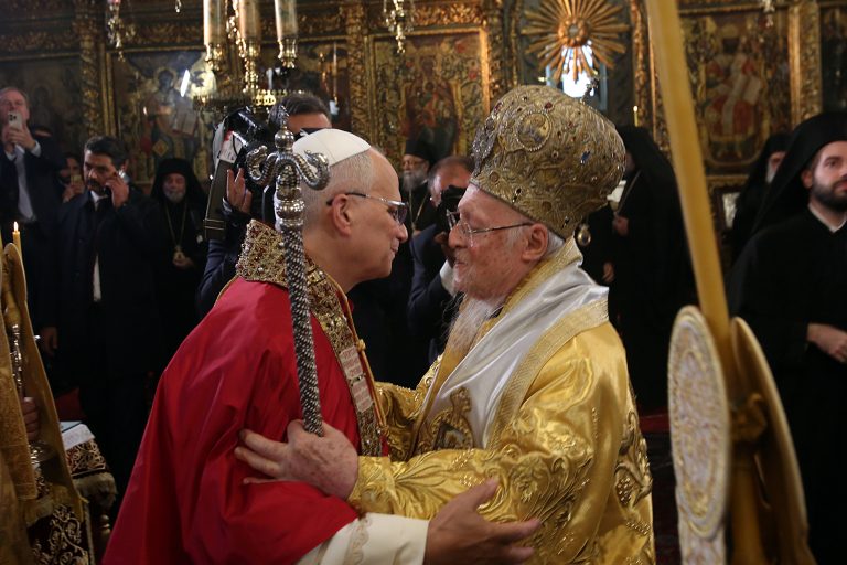 Νέο κεφάλαιο στις σχέσεις Ορθόδοξης και Καθολικής Εκκλησίας: Ηχηρά μηνύματα ενότητας από Βαρθολομαίο και Πάπα