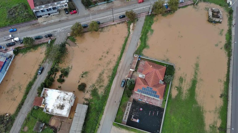 Εικόνες «Aποκάλυψης» κατέγραψε το ΕΡΤnews στον οικισμό της Βόνιτσας – Καλλιέργειες και σπίτια «βουτηγμένα» στη λάσπη