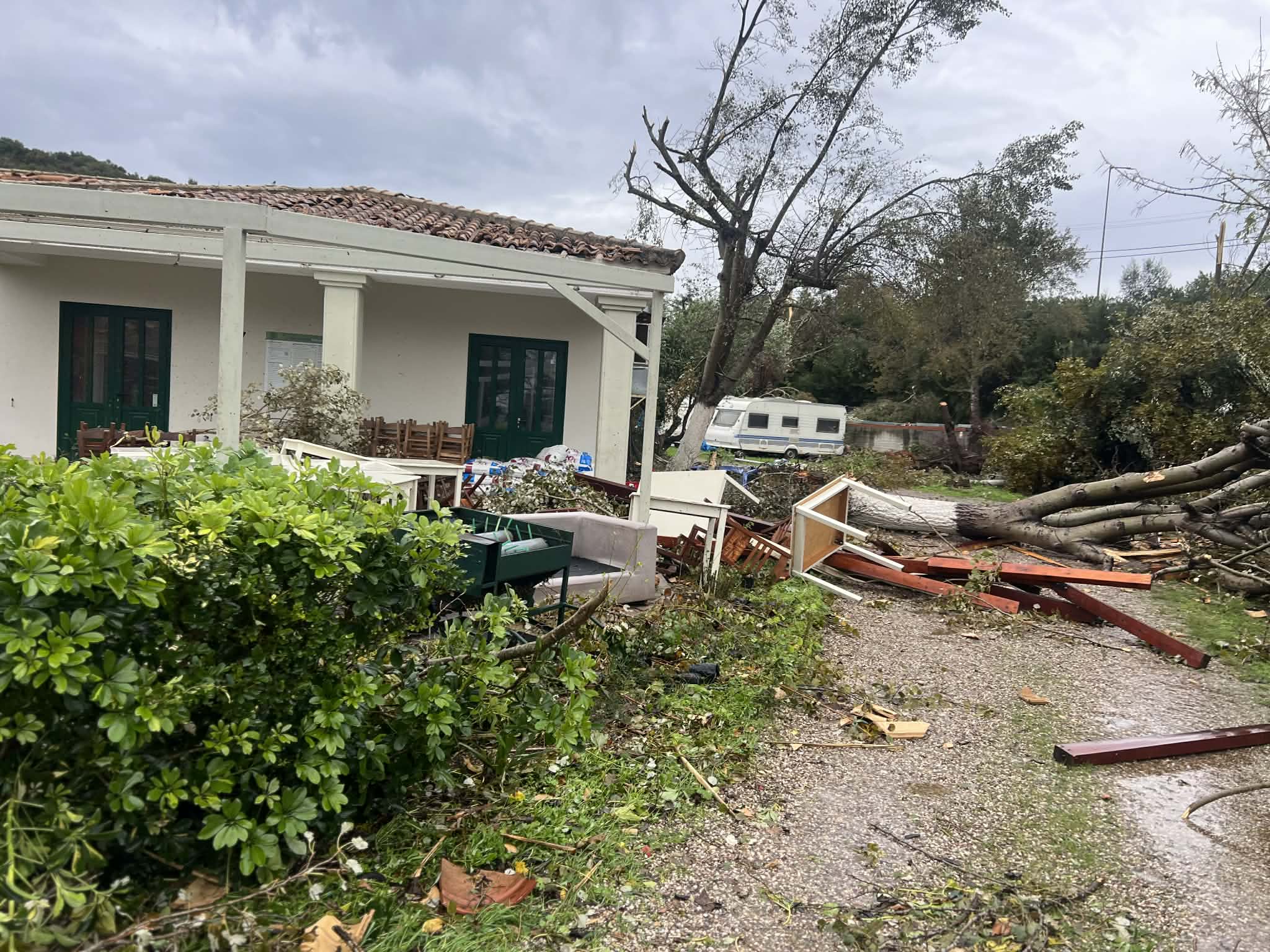 Εικόνες «βιβλικής» καταστροφής από ανεμοστρόβιλο που έπληξε τη Φοινικούντα