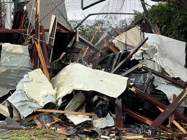 Σε εξέλιξη η καταγραφή των ζημιών που άφησε πίσω του ο ανεμοστρόβιλος στη Φοινικούντα από την ΠΕ Μεσσηνίας