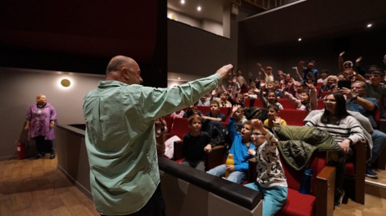 Παράσταση παιδικού θεάτρου της Λυρικής Σκηνής στο Δημοτικό Θέατρο Βόλου