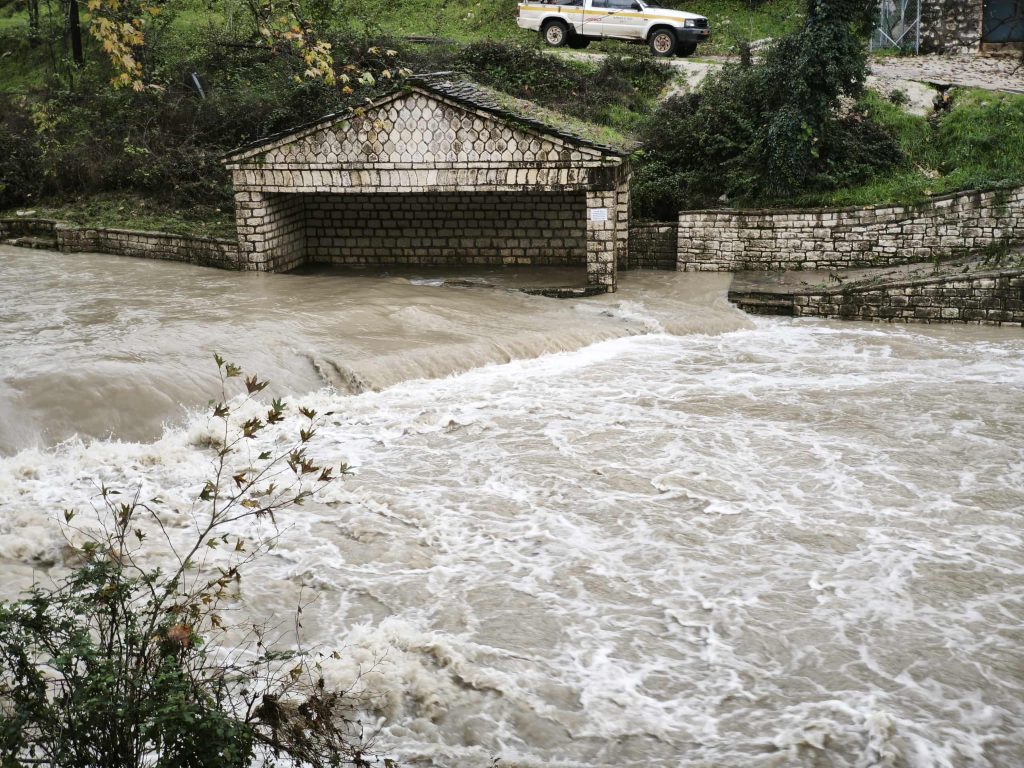 Σαρωτική επέλαση της κακοκαιρίας σε Ήπειρο και Καστοριά – Απαγόρευση κατανάλωσης πόσιμου νερού από την υπερχείλιση του Αλιάκμονα