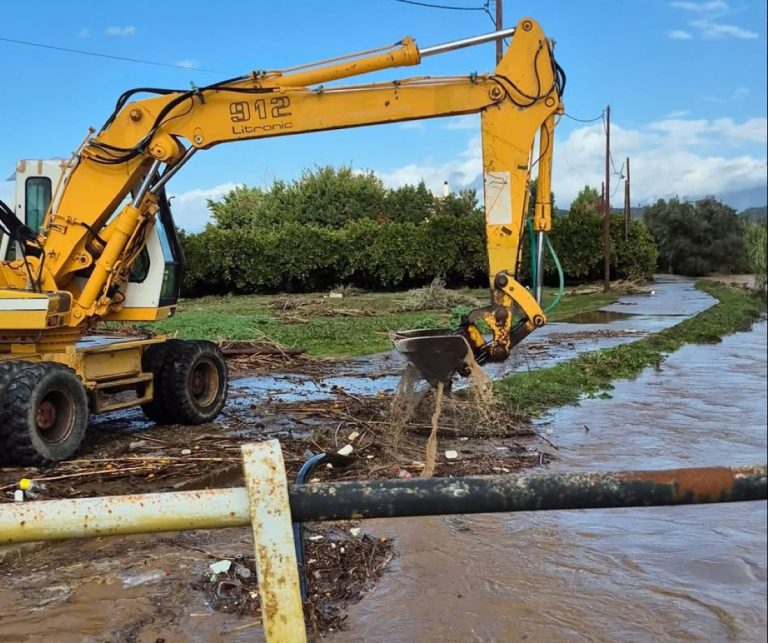 H κακοκαιρία Αdel χτύπησε τη Λακωνία: Η λάσπη «κατάπιε» αυτοκίνητο – Από «θαύμα» σώθηκε οδηγός