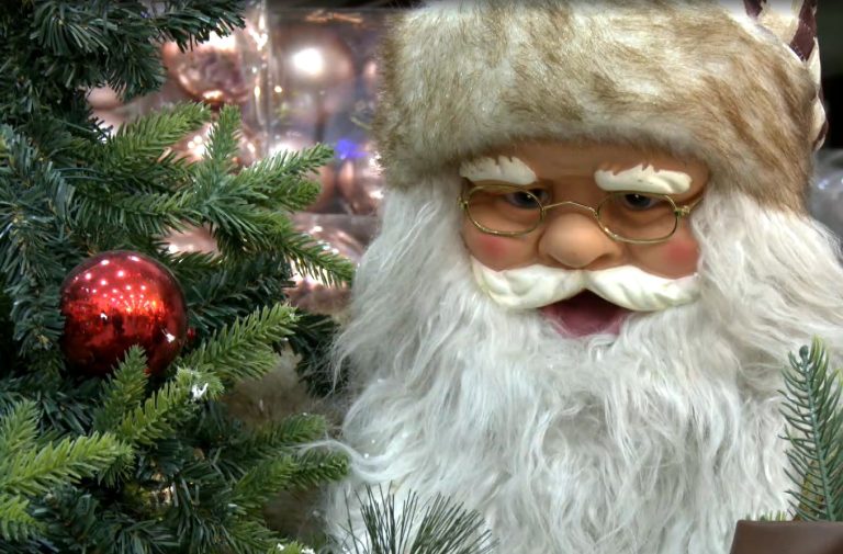 Θεσσαλονίκη: Χριστουγεννιάτικα στολίδια στις βιτρίνες των καταστημάτων