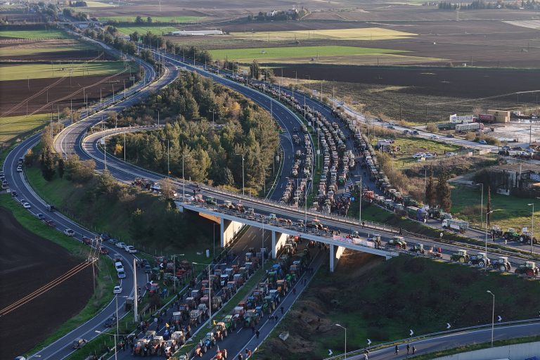 Μπλόκα αγροτών: Επεισόδια, συλλήψεις και τραυματισμοί – Κλειστές η ΕΟ Αθηνών – Θεσσαλονίκης στη Νίκαια Λάρισας και η Ε65