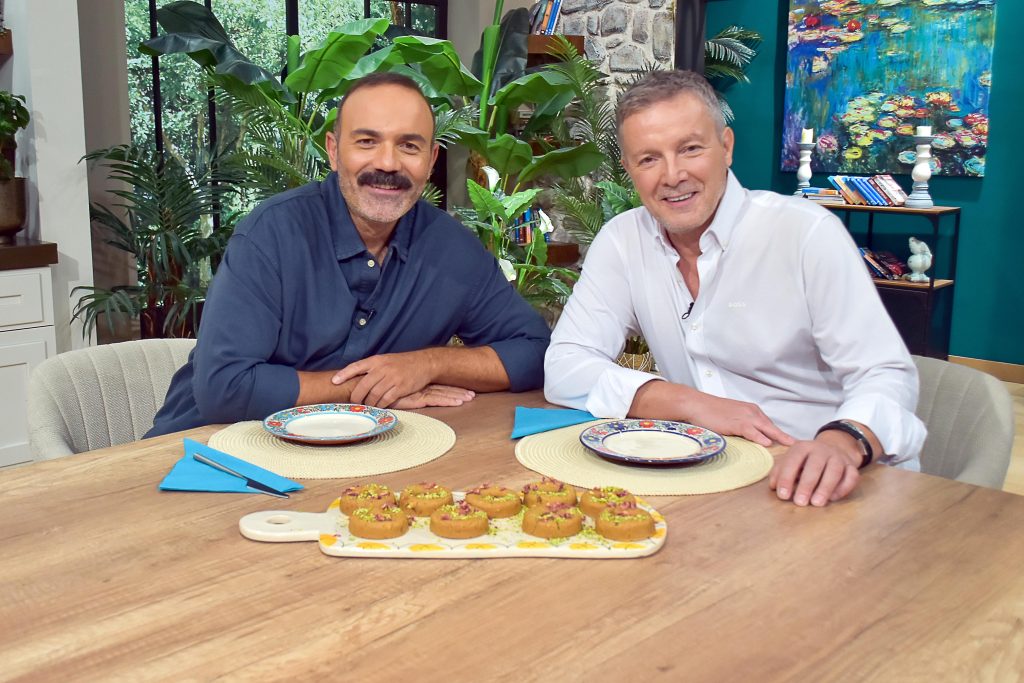 ΕΡΤ1: «ΠΟΠ Μαγειρική» με τον Ανδρέα Λαγό – Καλεσμένοι οι Χριστίνα Βραχάλη, Βασίλης Τσατσάκης, Σοφία Μανουσάκη, Δανάη Λουκάκη, Σπύρος Σπυράκος